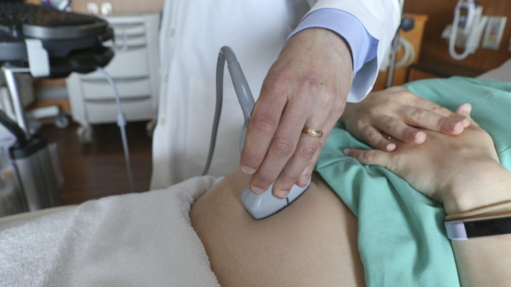 US maternal death rate rose slightly last year, health officials say