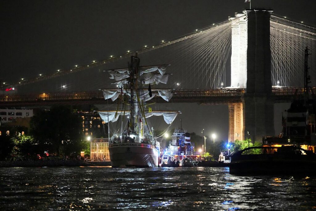 Social media reaction to tall Mexican ship crashing into Brooklyn Bridge