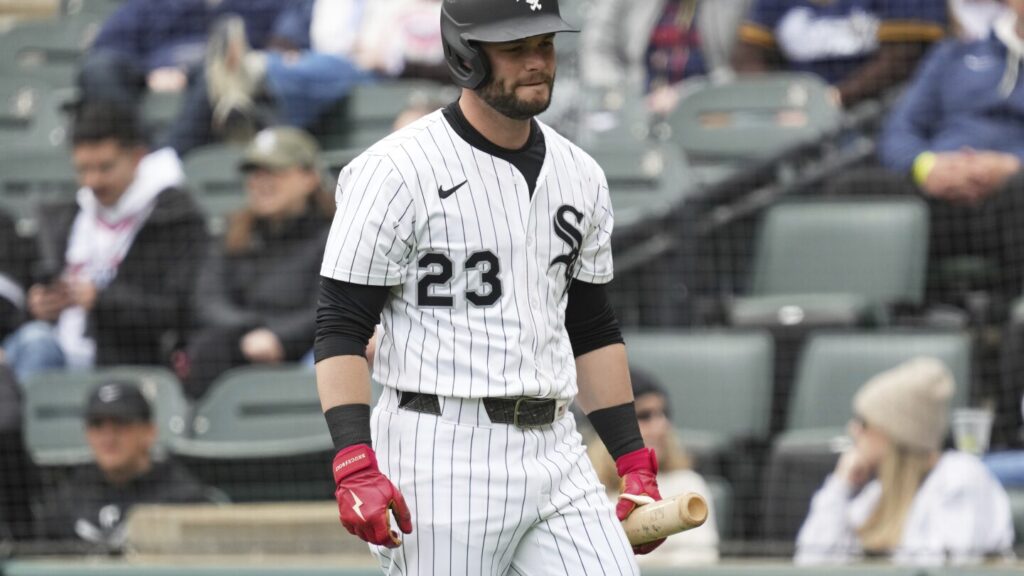 White Sox OF Andrew Benintendi departs because of left calf tightness