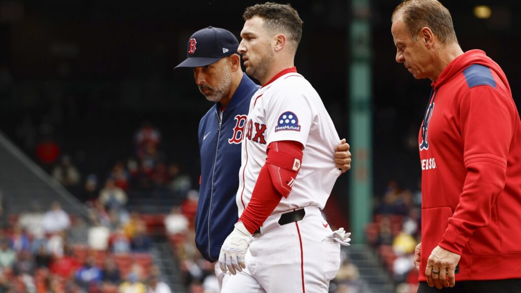 Red Sox third baseman Alex Bregman leaves game with right quad tightness