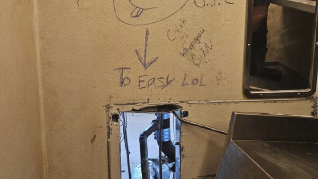10 escape from New Orleans jail through hole in cell wall