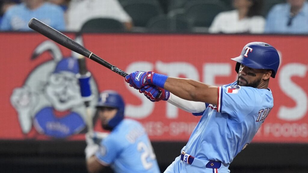 Rangers recall utilityman Ezequiel Duran after OF Kevin Pillar is put on 10-day injured list