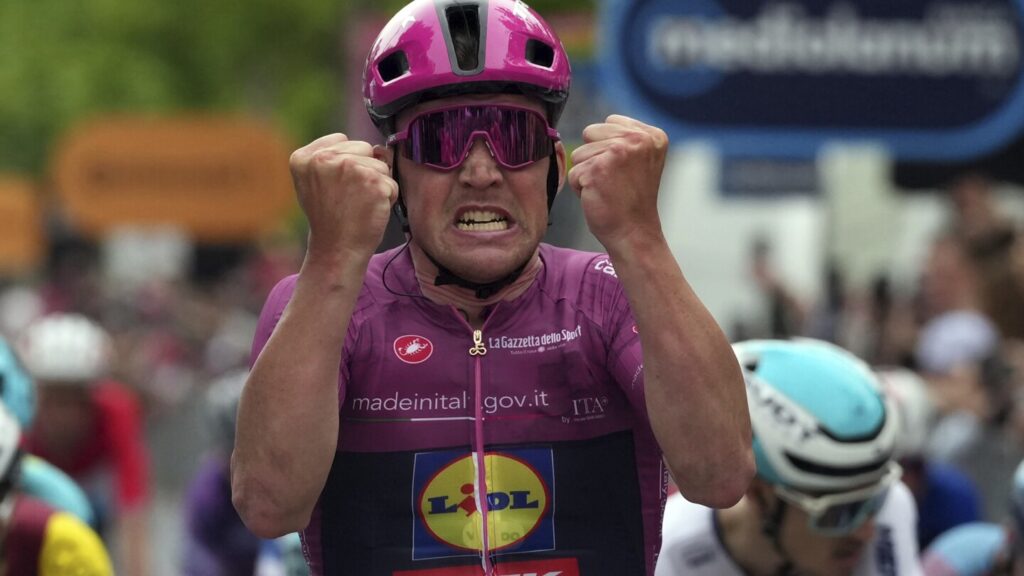 Despite goats and a dog, Pedersen makes it 2 wins out of 3 at Giro to take back pink jersey