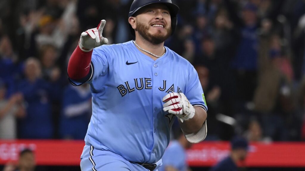 Kirk hits winning single in 10th, Blue Jays rally past Red Sox 7-6 in Giolito’s return