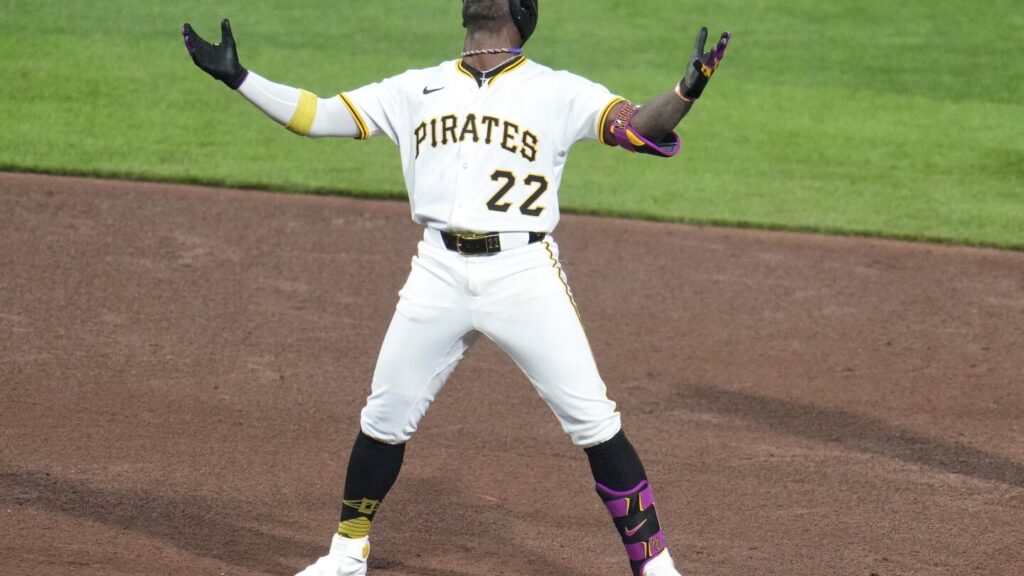 McCutchen’s two-run double lifts Pirates over Cubs 4-3 as fan falls from 21-foot Clemente Wall