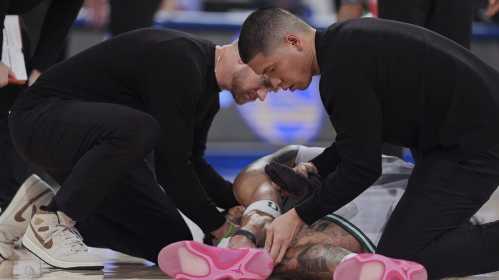 Jayson Tatum suffers right leg injury in Celtics’ loss to Knicks