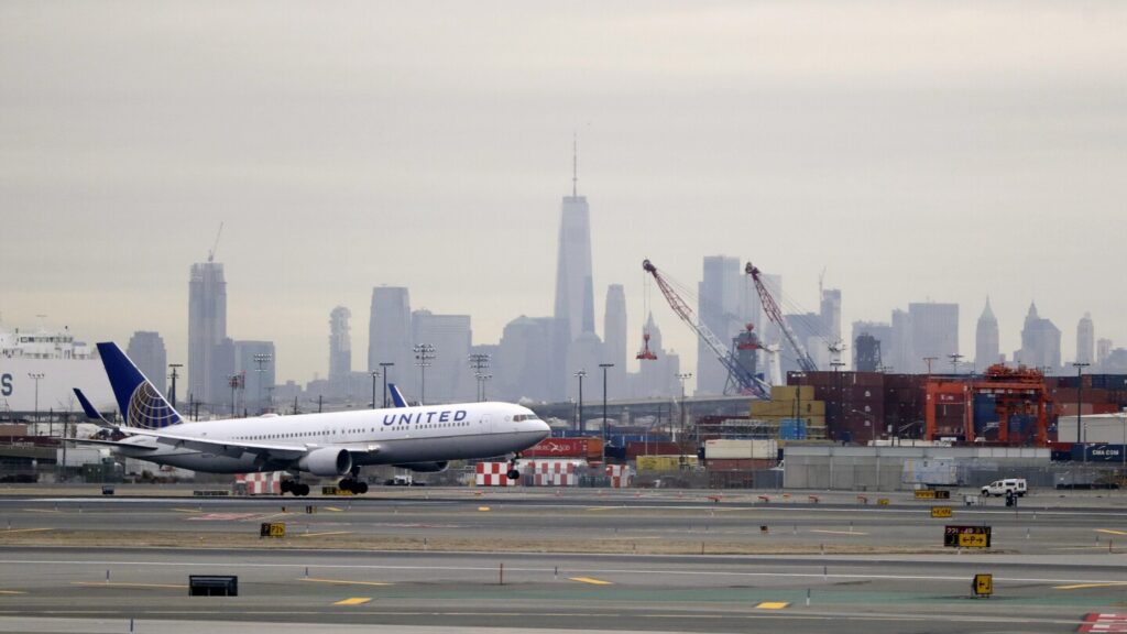United Airlines cuts 35 daily flights at Newark airport, citing shortage of air traffic controllers