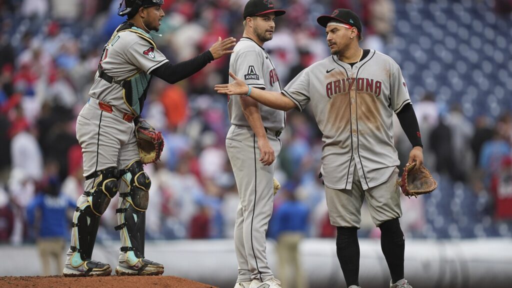 Naylor hits an RBI single in the 10th inning as the Diamondbacks top the Phillies 11-9