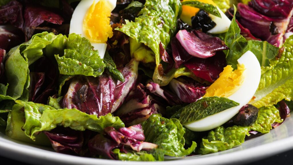 How to make a colorful romaine and radicchio salad