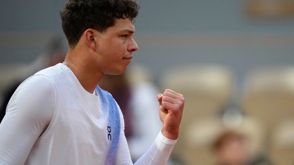 Shelton into French Open’s 3rd round when Gaston withdraws