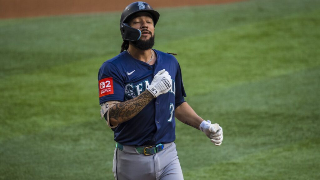 Tellez hits an RBI single in the 9th as the Mariners beat the Rangers 2-1 for their 6th straight win
