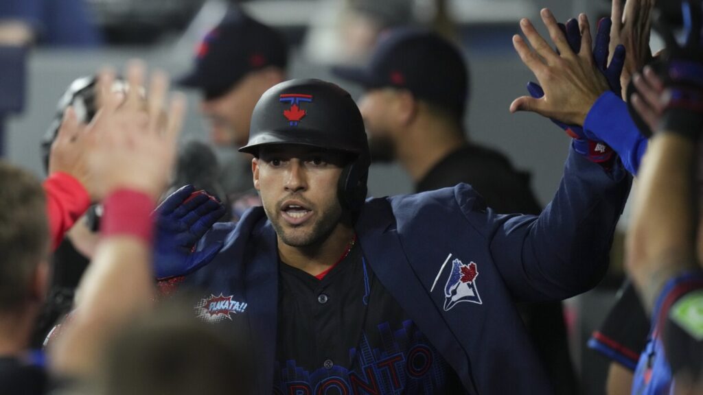 Lukes delivers tiebreaking hit in eighth, Ramírez leaves injured as Blue Jays beat Guardians 5-3