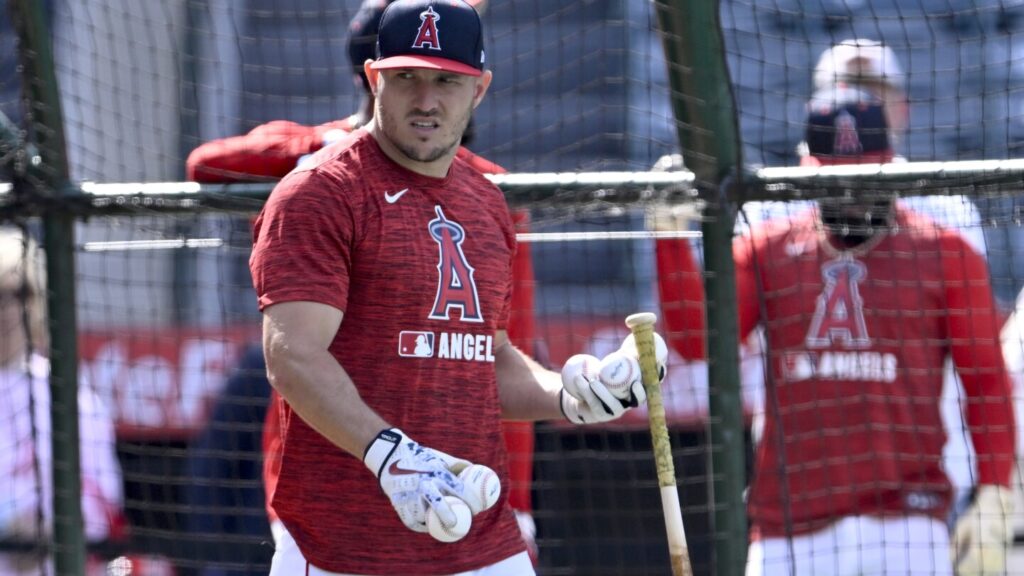 Mike Trout resumes swinging, plans return to running soon in his recovery from knee bone bruise