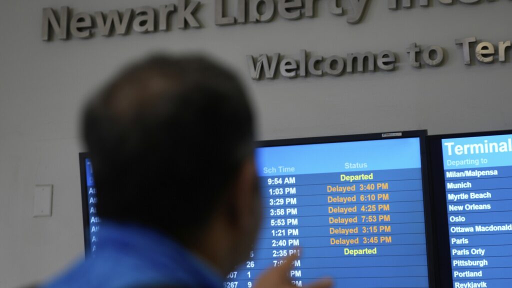 Software update keeps Newark airport radar online but network concerns and flight limits remain