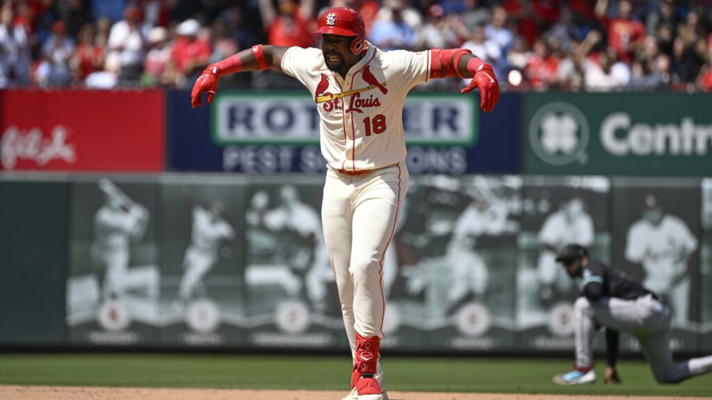 Walker’s clutch hits help Cardinals overcome fielding gaffes in 6-5 win over Arizona