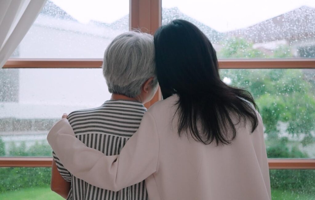 5 signs it might not be safe for your aging parents to live alone anymore, according to an expert
