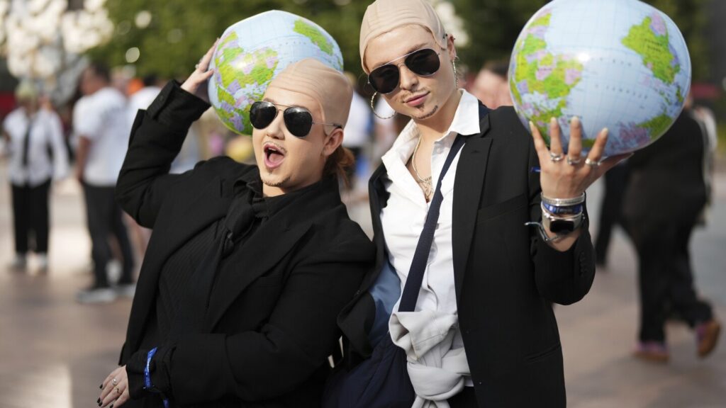 Pitbull’s fans party like clones, bald caps included