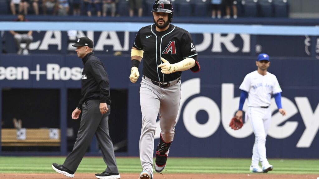 Suárez hits 22nd homer and drives in 4 and Diamondbacks beat Blue Jays 9-5 to avoid sweep