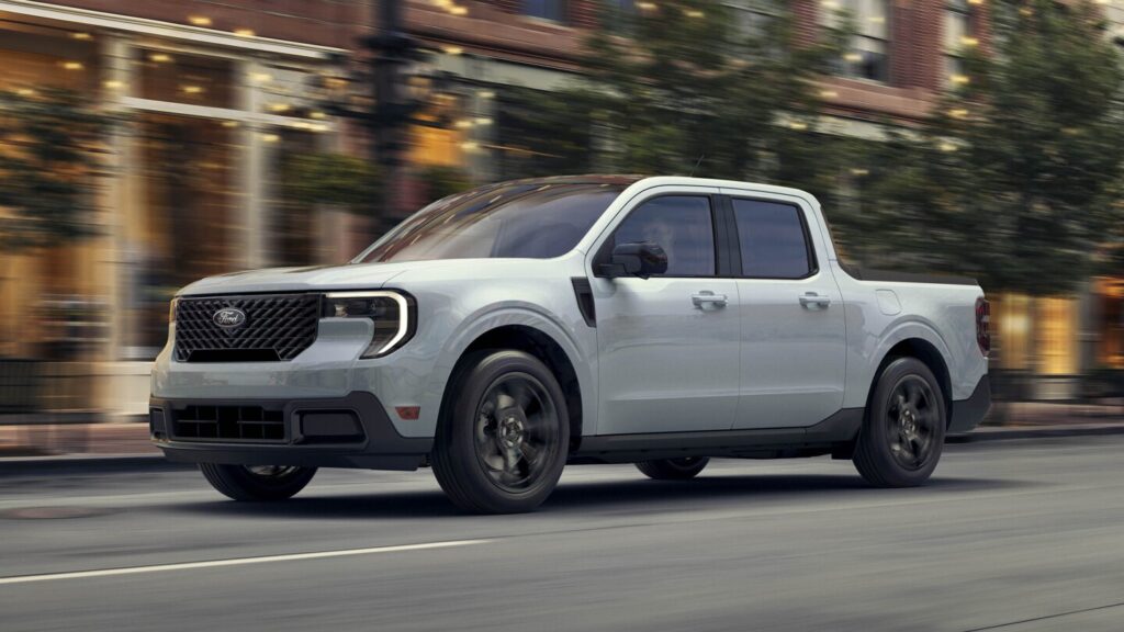 Which compact pickup is better? Edmunds compares the Ford Maverick and Hyundai Santa Cruz