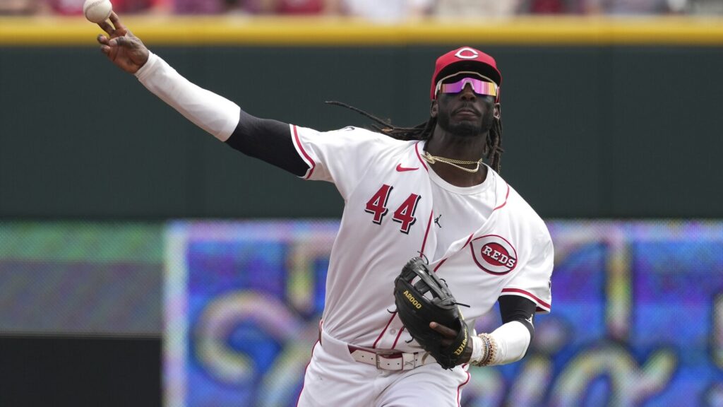 De La Cruz out of Reds’ lineup against Arizona after flight from Dominican Republic canceled