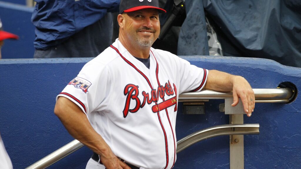 Braves reunite old friends in coaching change as Snitker welcomes González