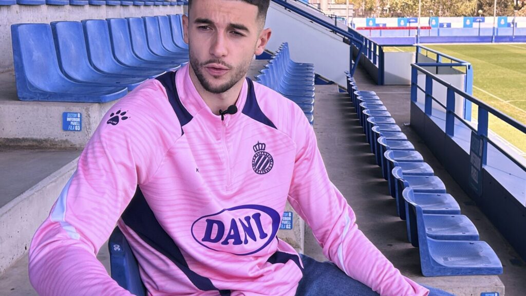 Barcelona signs Espanyol goalkeeper Joan García