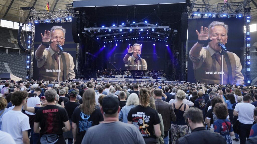 Bruce Springsteen criticizes President Trump at Berlin concert