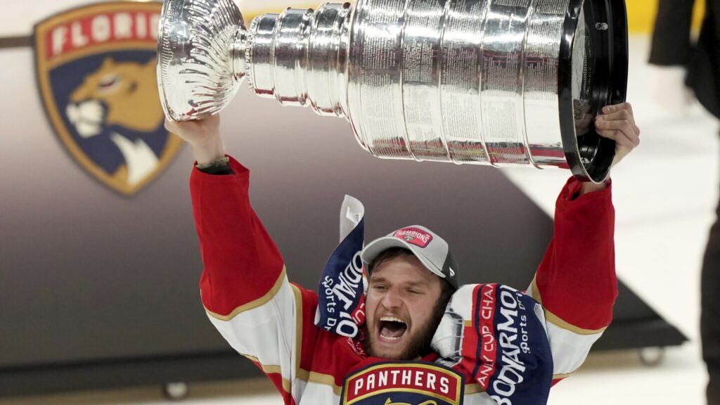 Aleksander Barkov gets the Selke and King Clancy awards with the help of some kids