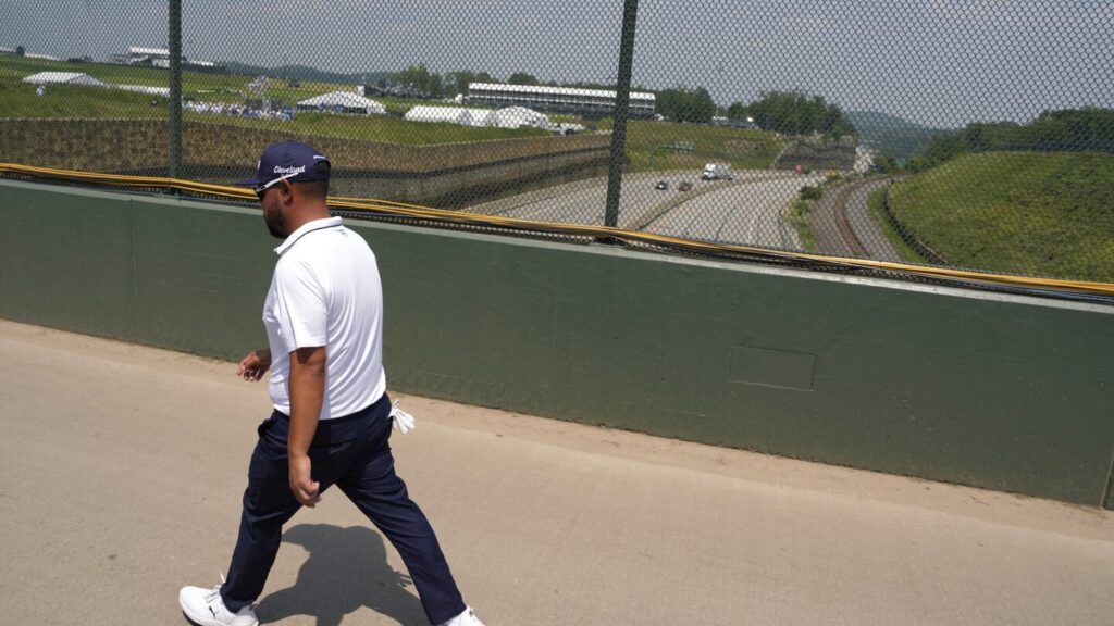 A golf course with a 6-lane highway? Welcome to the US Open at Oakmont, where I-76 somehow blends in