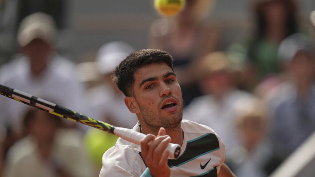 Alcaraz gives point to Shelton on racket fling