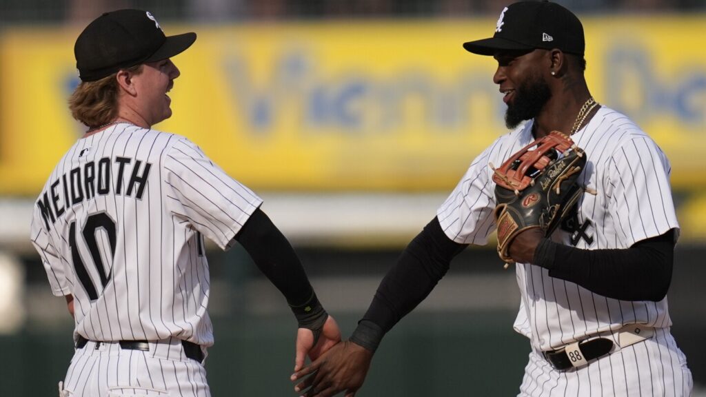 Elko hits 2-run HR, Houser pitches 6 strong innings as White Sox beat Royals 4-1