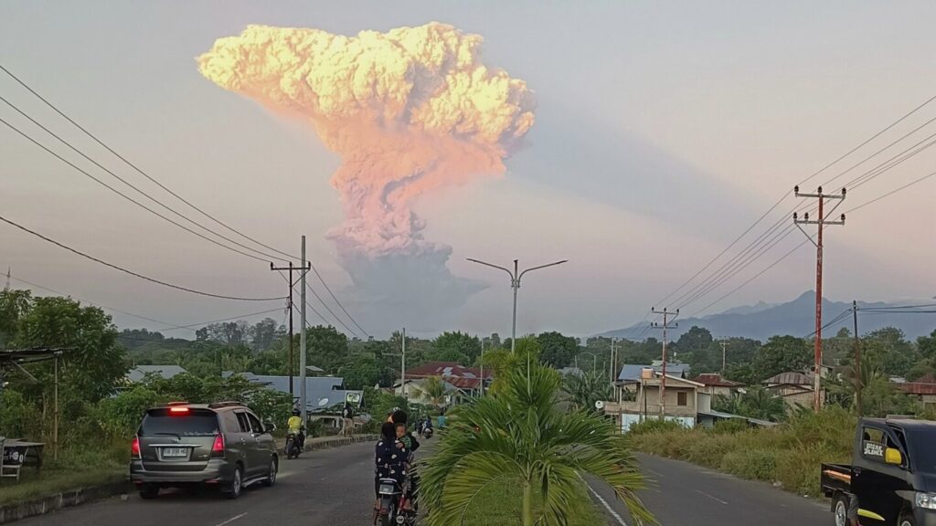 Alert raised to the highest level after Indonesia’s Mount Lewotobi Laki Laki volcano erupts