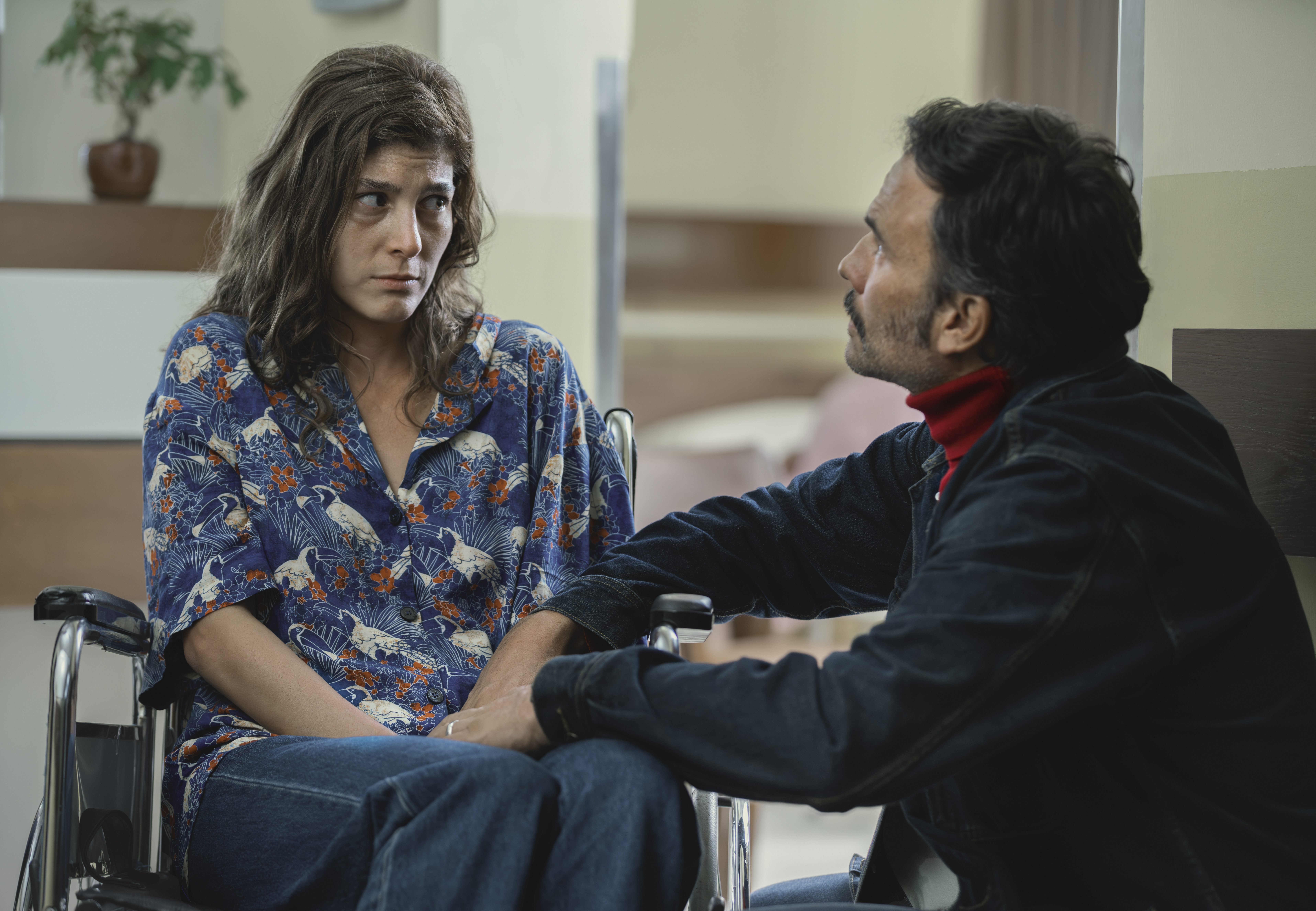 Delirio. (L to R) Estefanía Piñeres as Agustina,  Juan Pablo Raba as Fernando in Delirio Cr. Pablo Arellano / Netflix © 2025