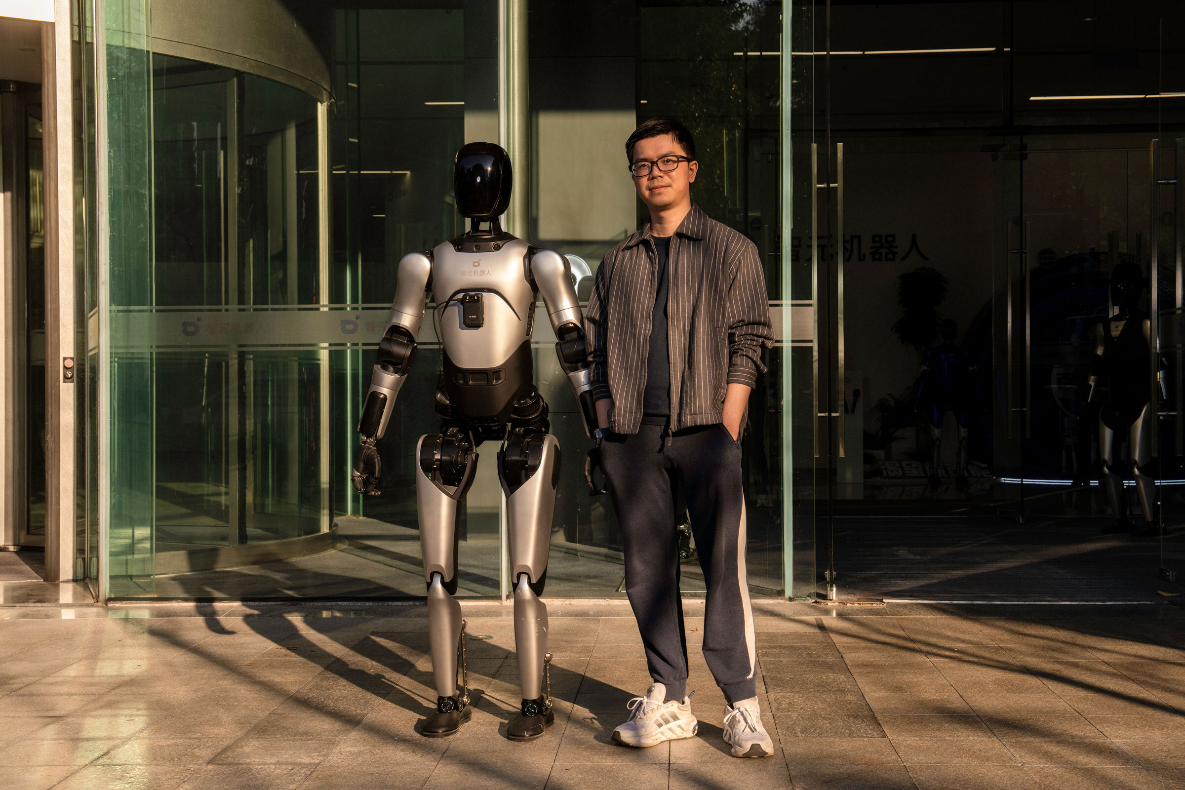 PENG ZHIHUI His startup AgiBot builds robots that stack shelves, fold clothes, and pour tea. He says Chinese AI is boosted by the country&Otilde;s &Ograve;supply chains and manufacturing strengths.&Oacute;