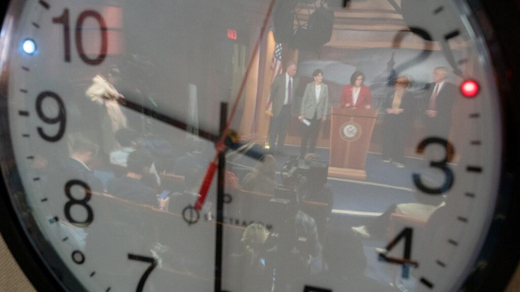 Lawmakers Advance Bill to Make Daylight Saving Time Permanent Lawmakers Advance Bill to Make Daylight Saving Time Permanent